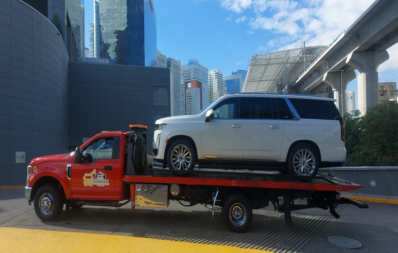 Grúa de Grúas Herrera trasladando una camioneta en zona urbana de Guadalajara